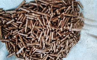 秋季到來，儲(chǔ)存鋸末顆粒機(jī)生物質(zhì)顆粒的正確方式